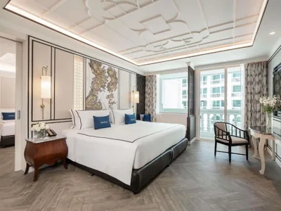 킹침대 1개와 싱글침대 2개가 있는 패밀리 스위트 — Mövenpick Myth Hotel Patong Phuket
